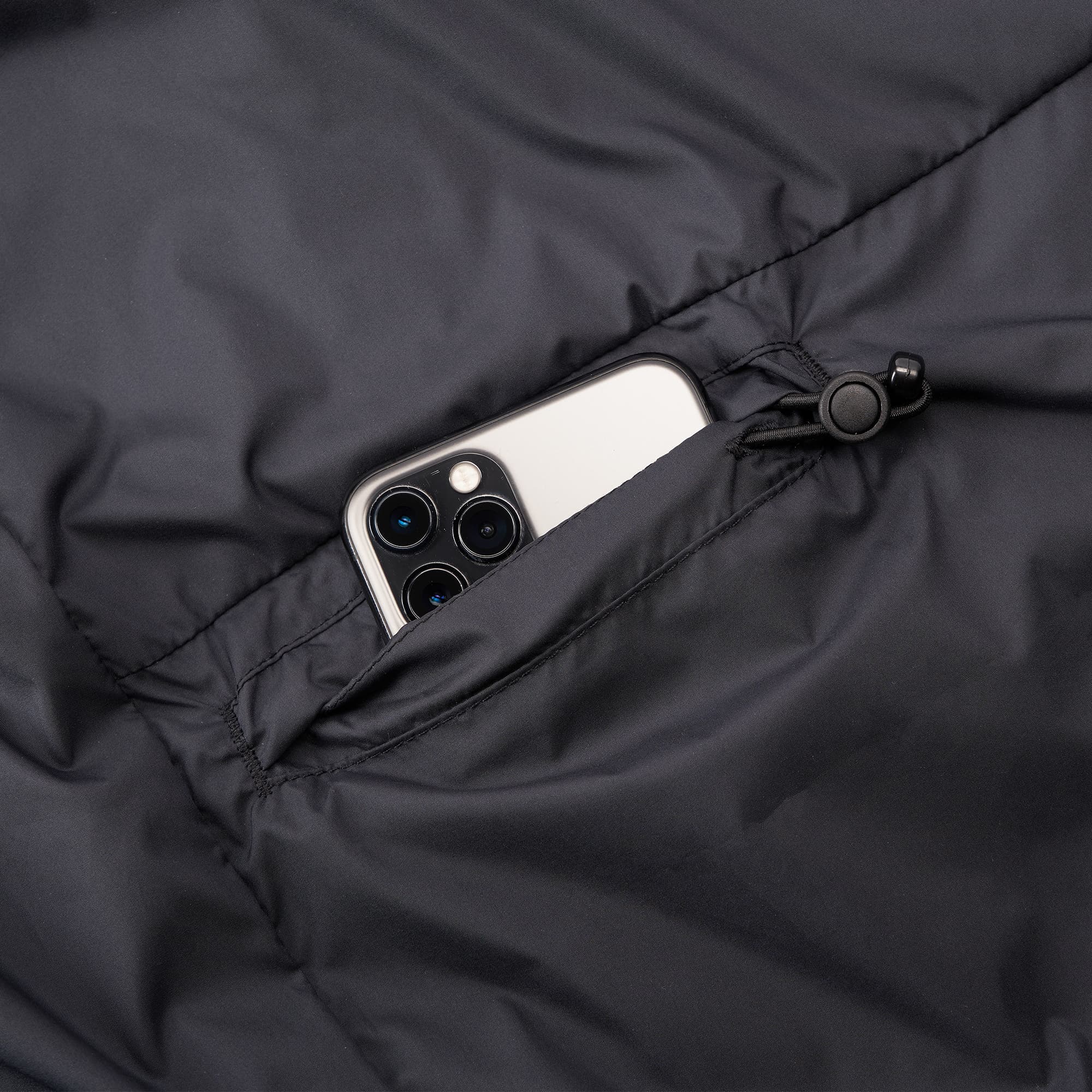 À l'Épreuve de la Pluie : 3 Vestes pour Braver les Éléments