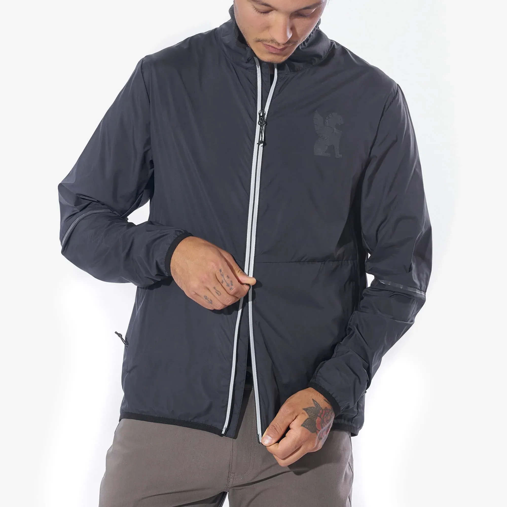 À l'Épreuve de la Pluie : 3 Vestes pour Braver les Éléments