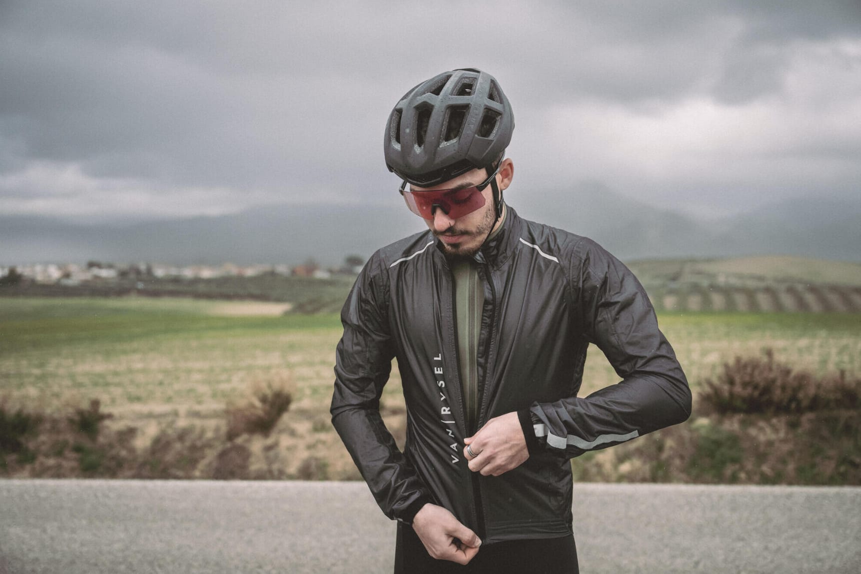 À l'Épreuve de la Pluie : 3 Vestes pour Braver les Éléments